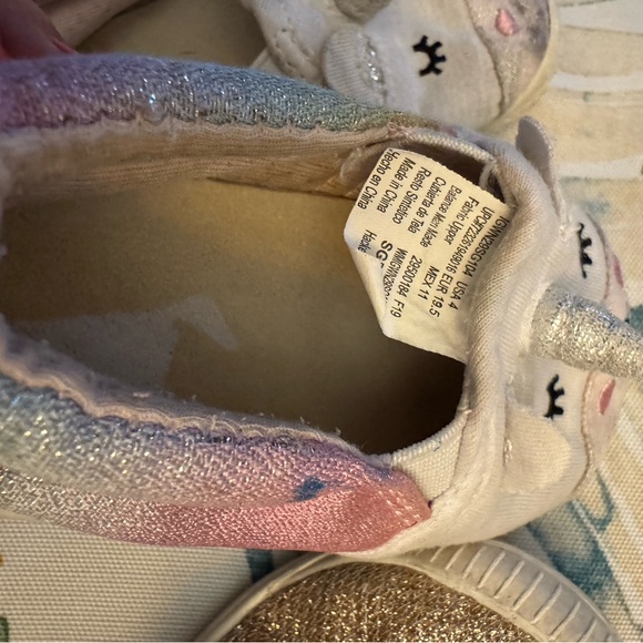 Girls’ Shoes Lot - unicorn canvas Casual shoes and gold glitter stride rite shoe - Picture 4 of 7